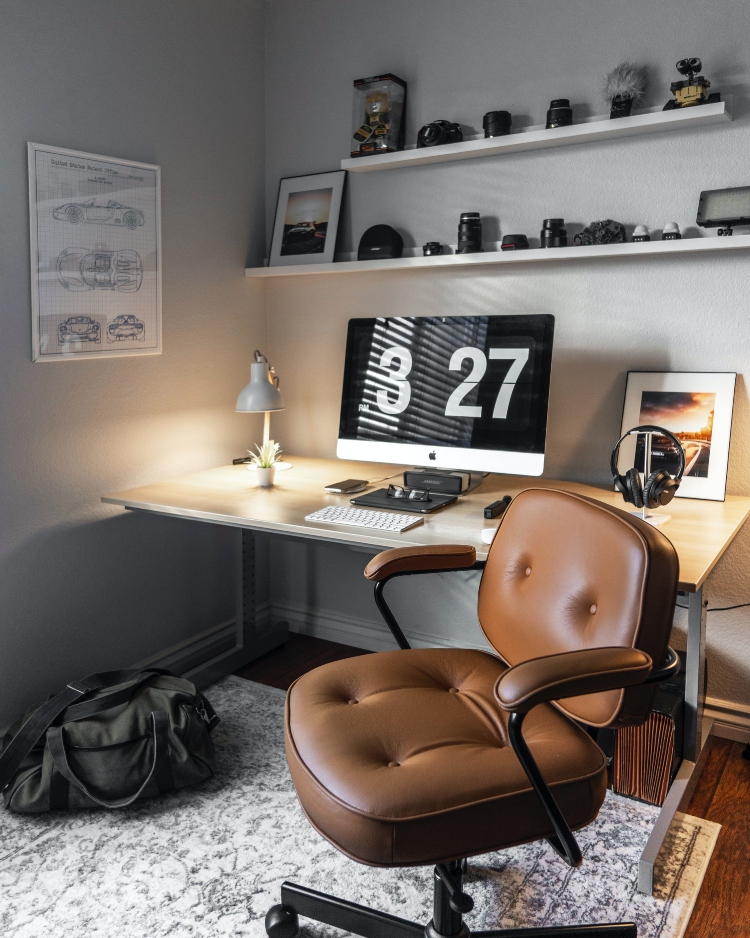 Udobna kućna kancelarija sa sivim zidovima i kožnom foteljom