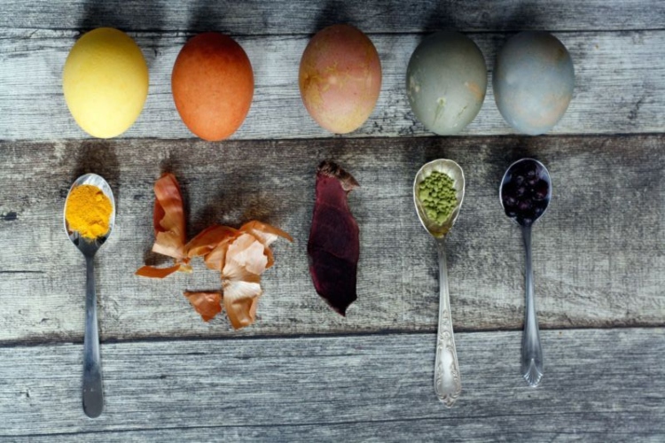 Kako obojiti uskršnja jaja na domaće načine?