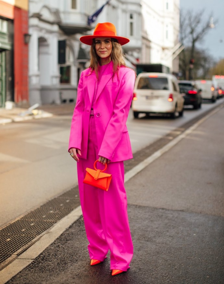 Devojka u pink odelu sa narandžastim modnim dodacima