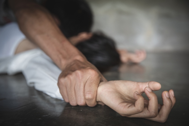 Muškarac seksualno zlostavlja ženu