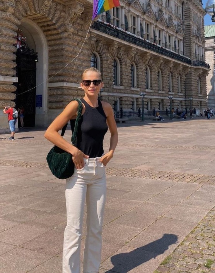Žena u crnoj majici i belim pantalonama