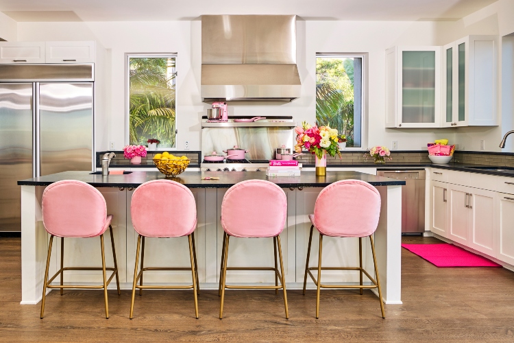 Kuhinja sa velikim ostrvom i barskim stolicama u pink boji