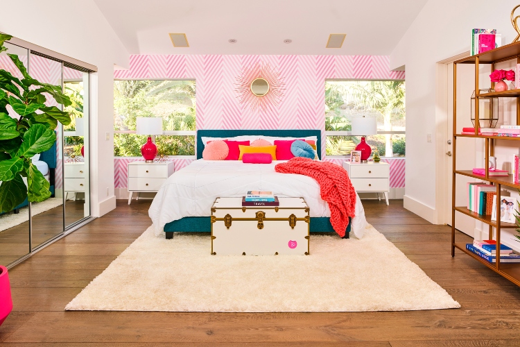 Udobna spavaća soba sa akcentima u svim nijansama ružičaste