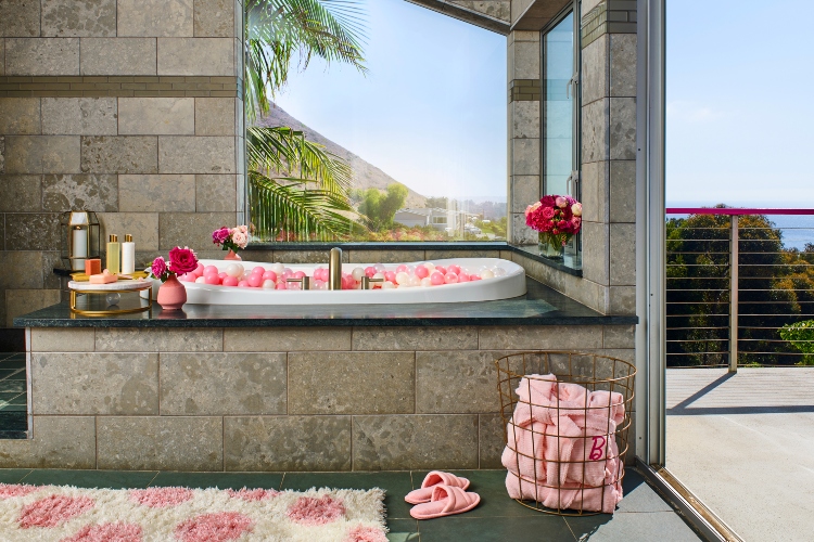 Moderno kupatilo izgleda ženstveno zahvaljujući kombinaciji kamena i pink detalja