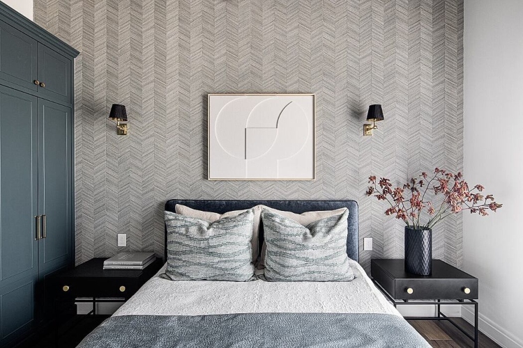 Udobna spavaća soba u kojoj dominira nameštaj sive boje