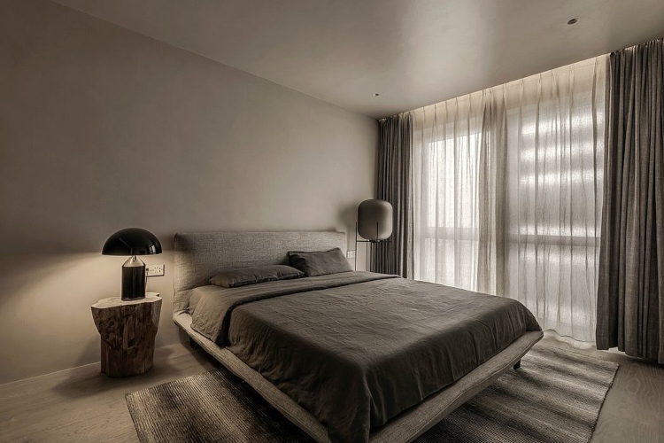 Udobna spavaća soba opremlljena u vabi sabi stilu