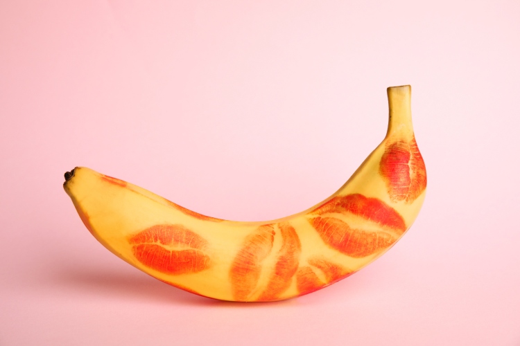 banana-sa-otiscima-crvenog-karmina