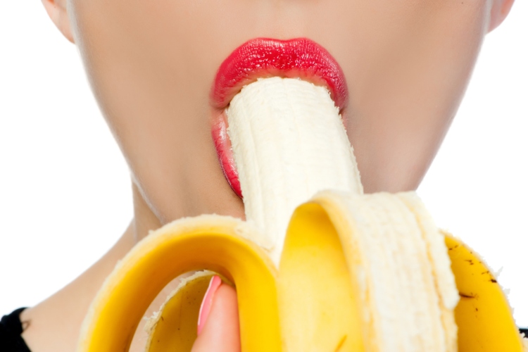 devojka-jede-bananu