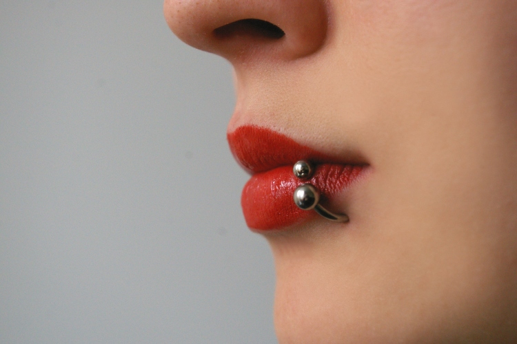 pirsing-na-usni