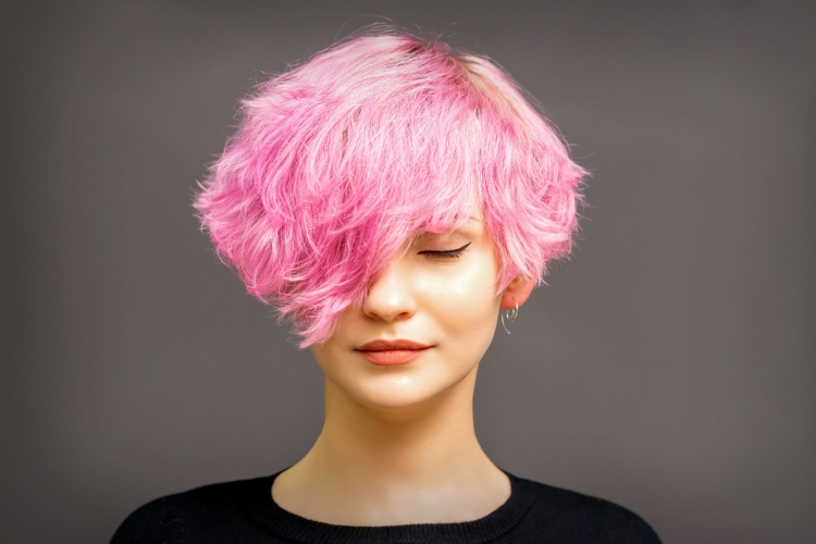 kratka-frizura-u-pink-nijansi