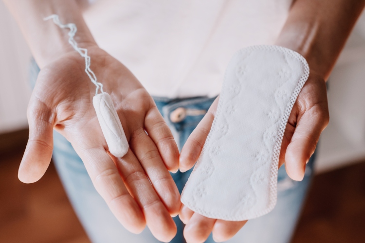 devojka-koja-ima-menstruaciju