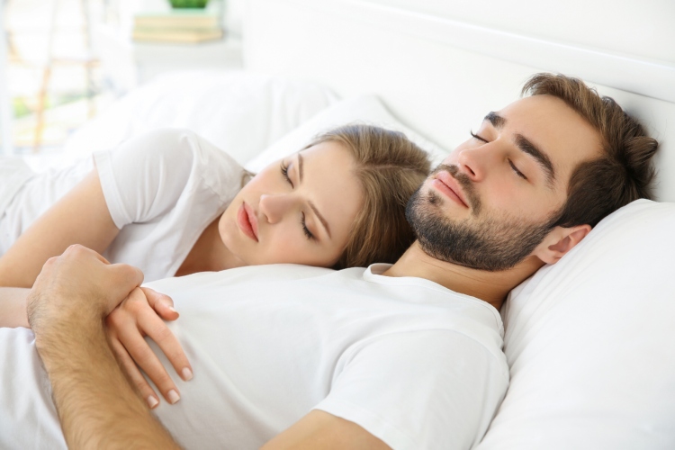 Momak i devojka spavaju zagrljeni