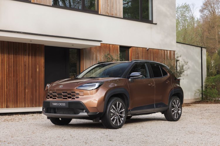 toyota-yaris-cross-2026-restajling-hibridni-suv-gr-sport-dizajn-prednji-deo-auto-industrija
