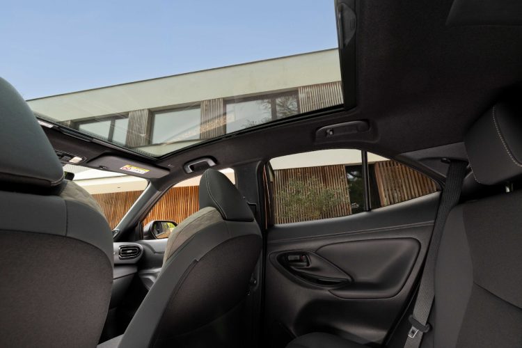 toyota-yaris-cross-2026-restajling-hibridni-suv-gr-sport-dizajn-prednji-deo-auto-industrija-5