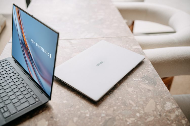 asus-expertbook-ultra-poslovni-laptop-intel-core-ultra-3k-oled-ai-tehnologija-premium-poslovna-tehno-2