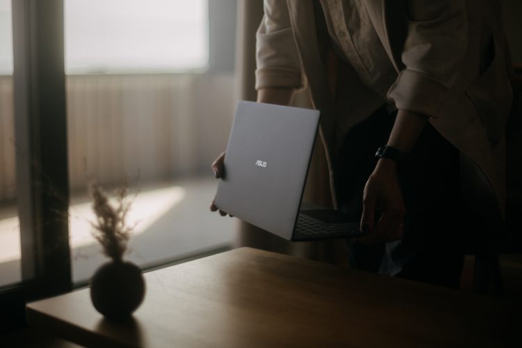 asus-expertbook-ultra-poslovni-laptop-intel-core-ultra-3k-oled-ai-tehnologija-premium-poslovna-tehno-16