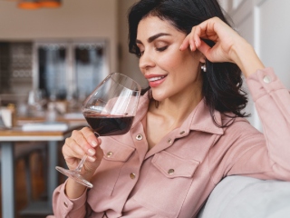 Ako ne možete u teretanu, nema problema – otvorite bocu vina!