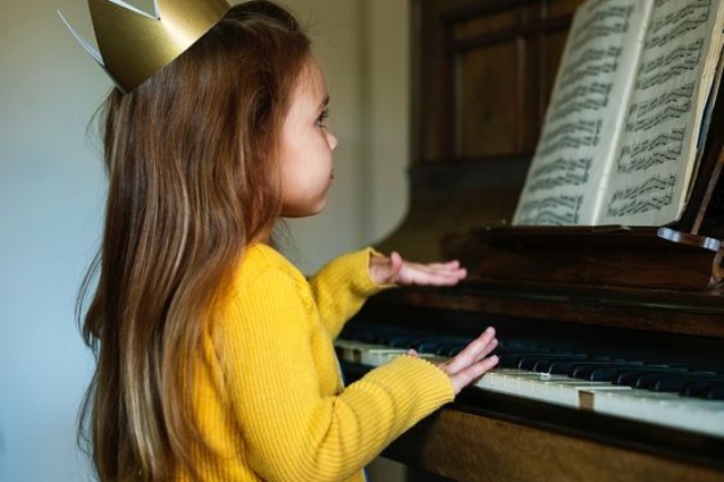 3 stvari koje je važno da roditelji kažu detetu kada uzme muzički instrument u ruke