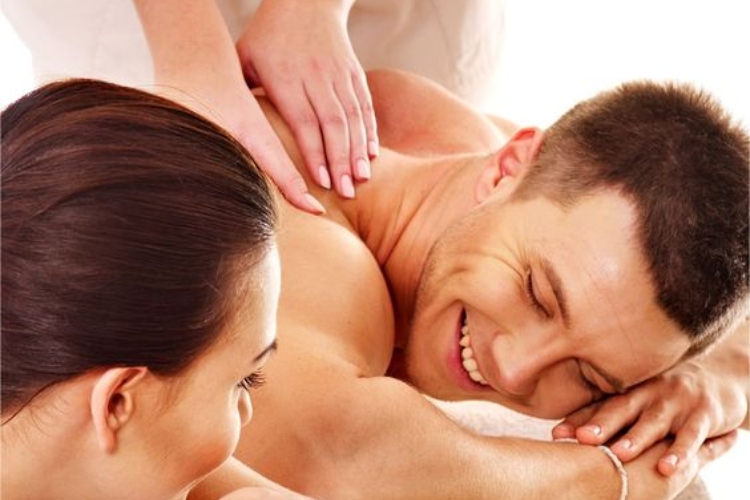 Zašto bi trebalo da sa svojim suprugom odete na masažu za parove?