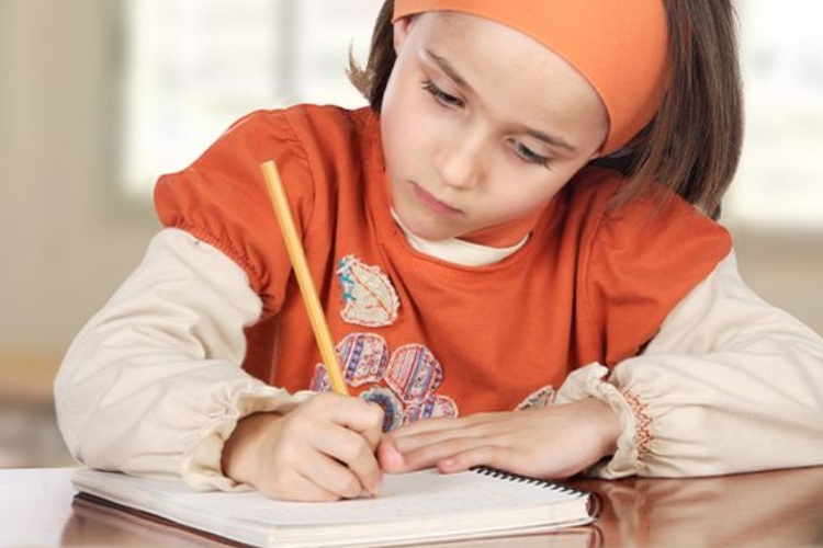Kako da pomognete svom detetu da razvije kreativne veštine pisanja?