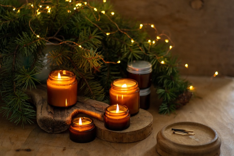12 aromatičnih sveća uz koje će vaš dom mirisati na novogodišnje praznike