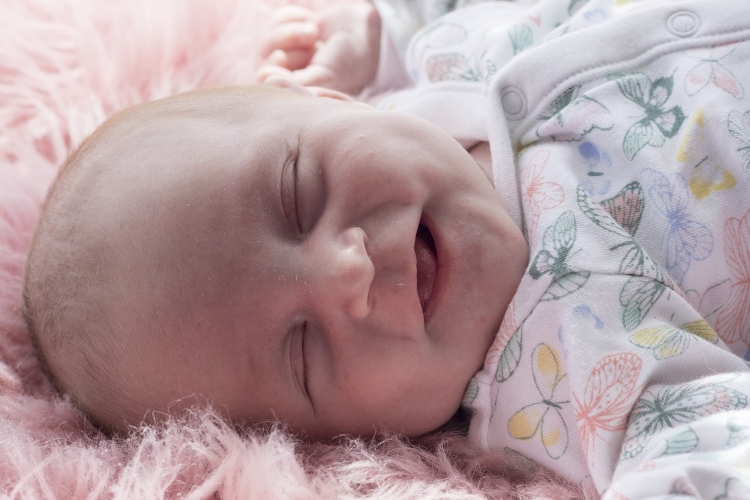 Zašto se bebe smeju u snu: da li je reč o slatkim snovima ili nečem drugom?