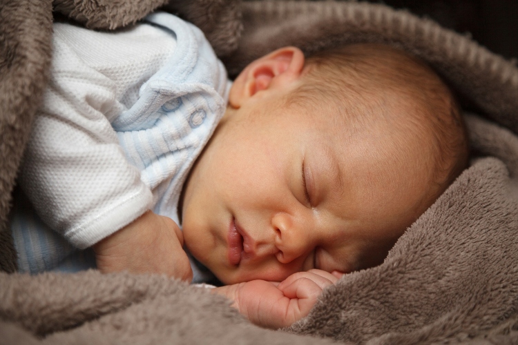 Zašto je potrebno da bebu budite zbog podoja?