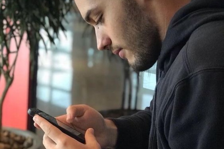 Da li bi trebalo da se zabrinete ako vaš suprug gleda druge žene online?