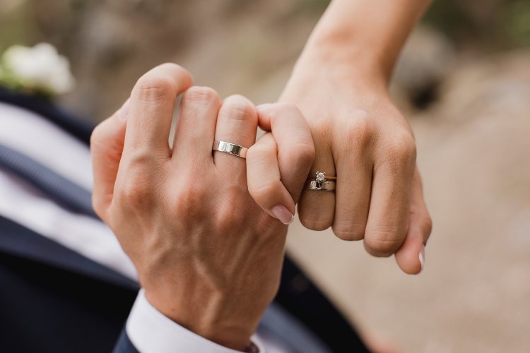 5 stvari koje treba zapamtiti kada se svi osim vas vere ili venčavaju