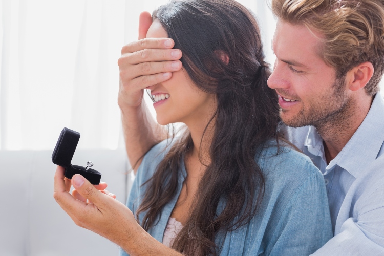 5 stvari koje će momak proveriti u vezi sa vama pre nego što vas zaprosi