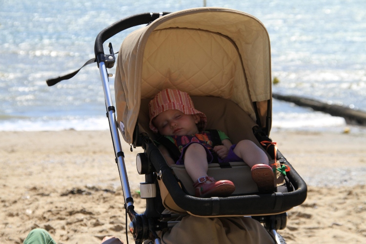 Da li bebe dobijaju dovoljno sna kada spavaju van kuće?