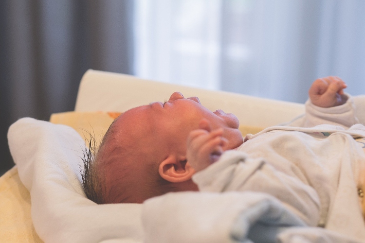 Uspešno preživljavanje prvih nedelja sa bebom: saveti koji spašavaju mlade roditelje