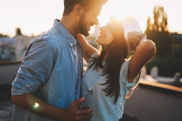 5 znakova koji pokazuju da se dopadate muškarcu