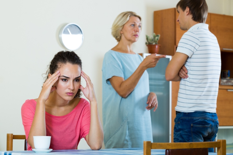 4 efikasna načina da držite svog momka van vaše porodične drame