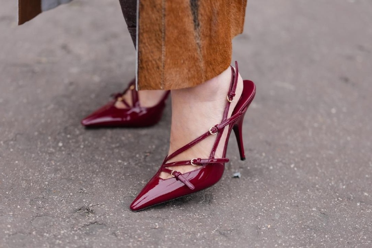 Kako Francuskinje podižu praznične kombinacije uz crvene cipele