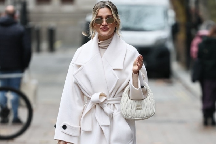 Zimski glam bez mrvice crne: Ovako all–white nosi Ešli Roberts u Londonu