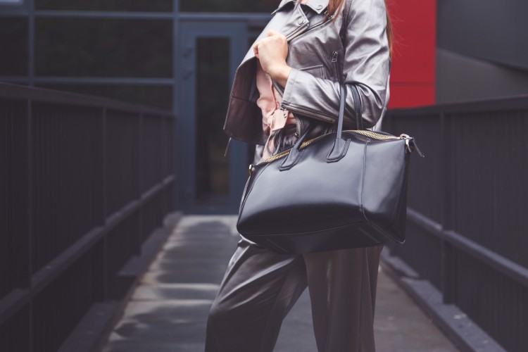 7 torbi za posao koje izgledaju luksuzno i podižu svaki office outfit bez truda