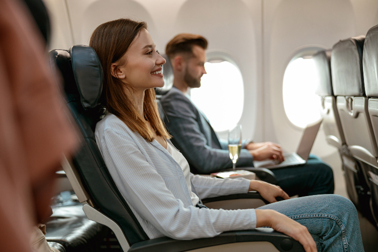 Žena udobno sedi u avionu