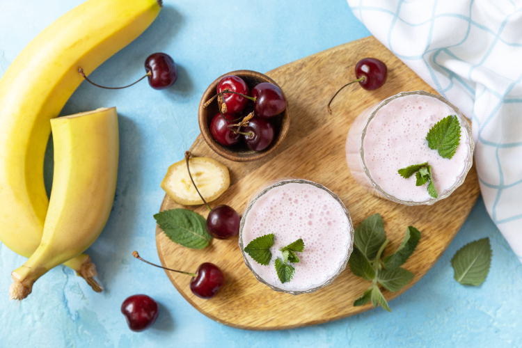 Trešnje, banana i jogurt za pripremu ukusnog i zdravog smoothie napitka