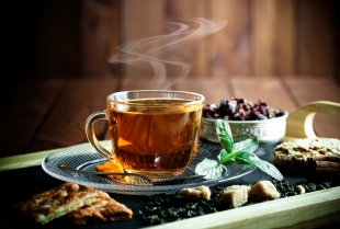 Zašto je dobro piti topli čaj tokom leta?