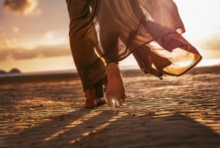 5 razloga zašto je dobro da hodate bosi po pesku