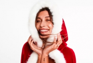 Hejli Biber pozira u spektakularnom donjem vešu za prazničnu kampanju Victoria's Secret