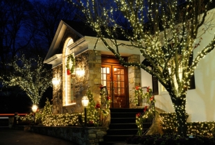 Ne zaboravite da ukrasite svoja dvorišta i terase tokom novogodišnjih i božićnih praznika