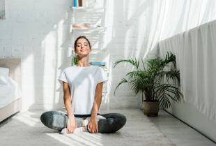 Isprobajte joga pozu koja će vas osloboditi stresa pre spavanja