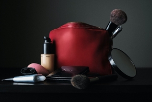 Stvari koje vam verovatno nisu potrebne u torbi za šminkanje