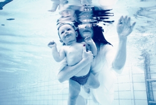 Da li bebe mogu da nauče da plutaju po vodi ili je to samo mit?
