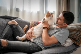 20 razloga zbog kojih bi trebalo da se zaljubite u muškarca koji voli mačke