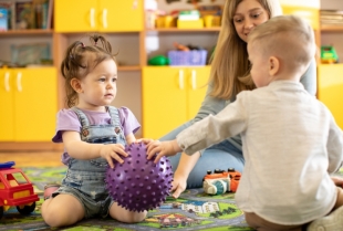 Da li bi decu trebalo učiti da dele svoje igračke sa drugima?