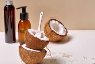 5 mistova za telo sa mirisom kokosa koji će nam približiti leto