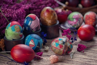 Ofarbajte uskršnja jaja svim bojama jednostavnim trikom